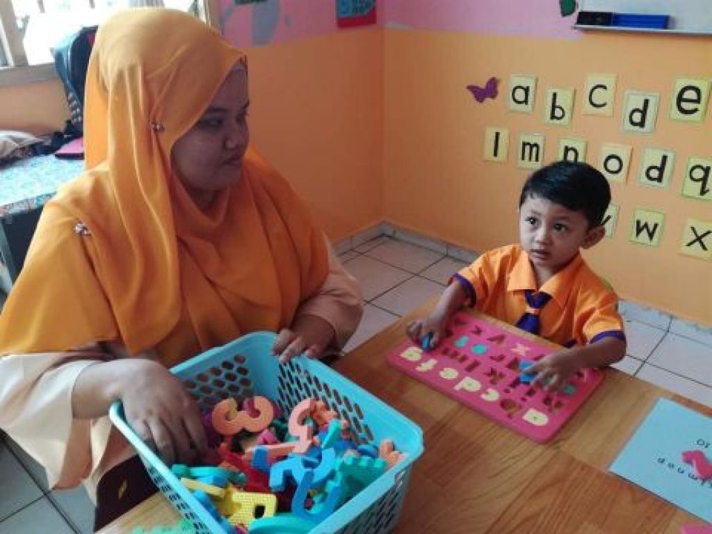 Melatih sensori dalam persekitaran dirumah.