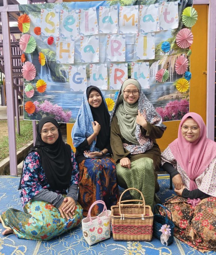 Guru diraikan oleh pelajar